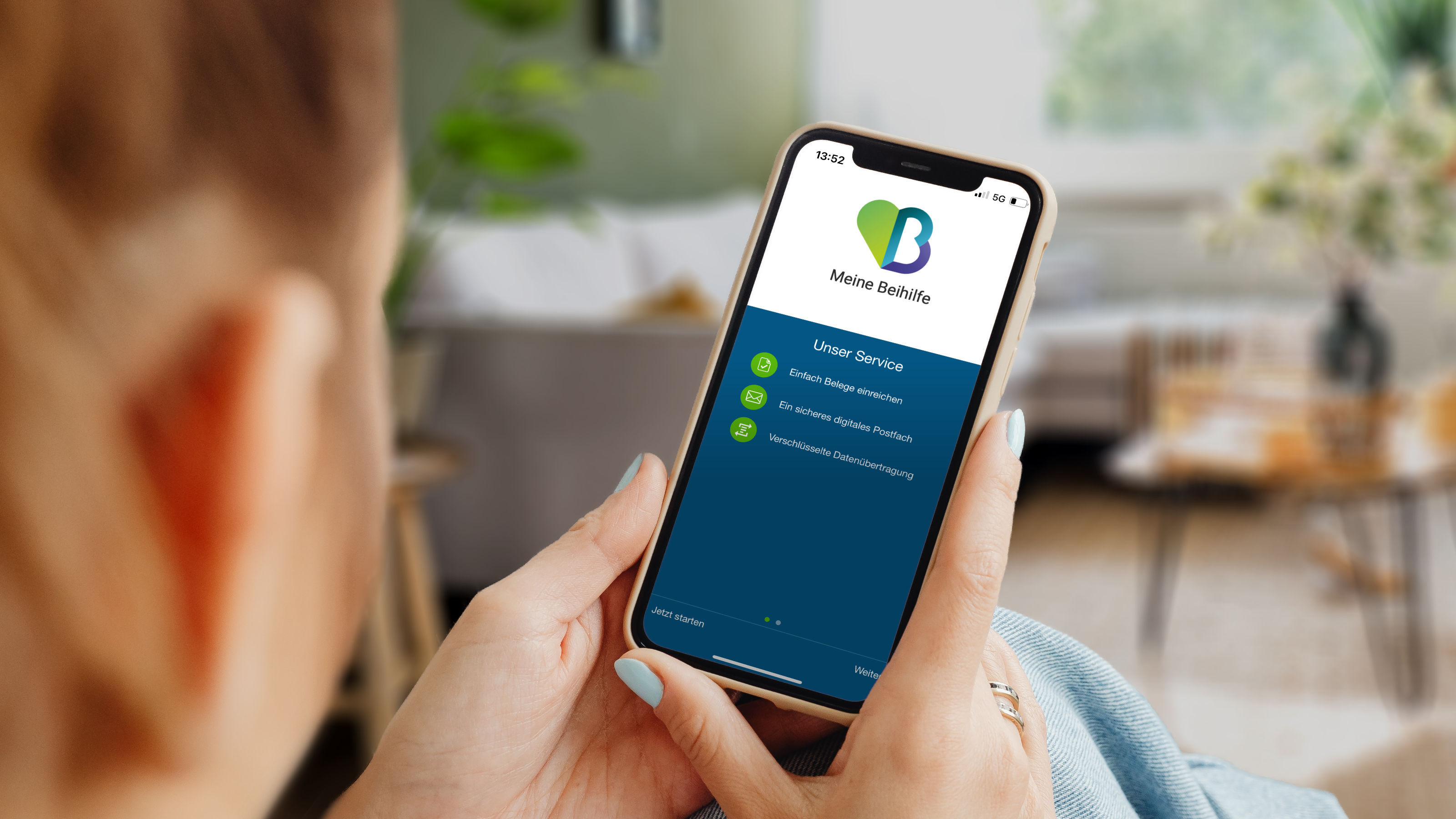 Frau, die die App "Meine Beihilfe" auf ihren Smartphone nutzt.